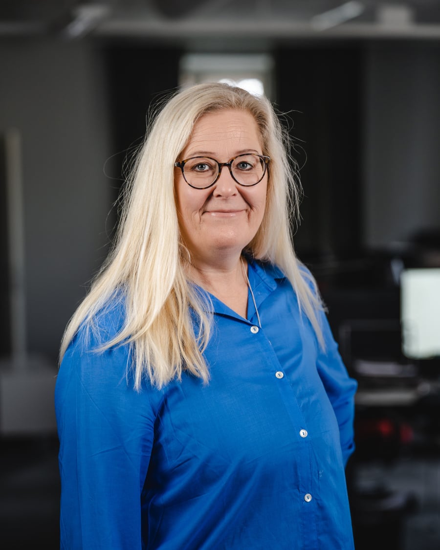 smilende dame i blått